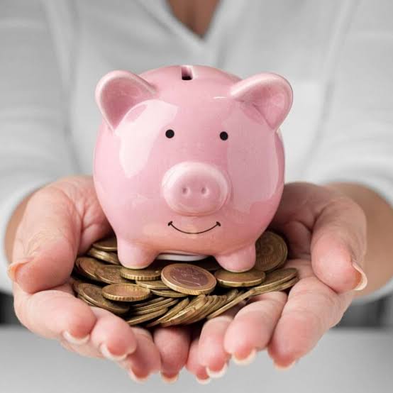 cofre com moedas representando economia de dinheiro