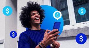 pessoa no celular acompanhando comissões de afiliado
