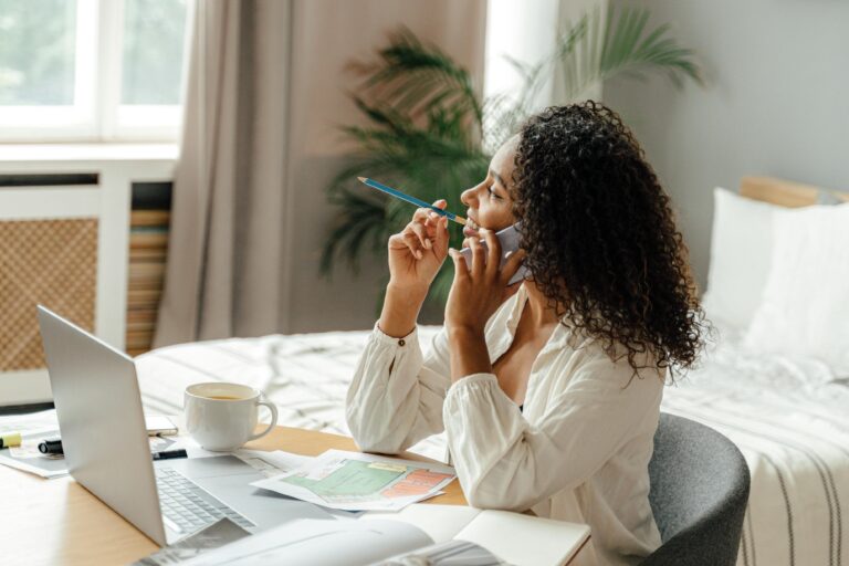 Trabalhar de casa como freelancer, mulher com computador na mesa