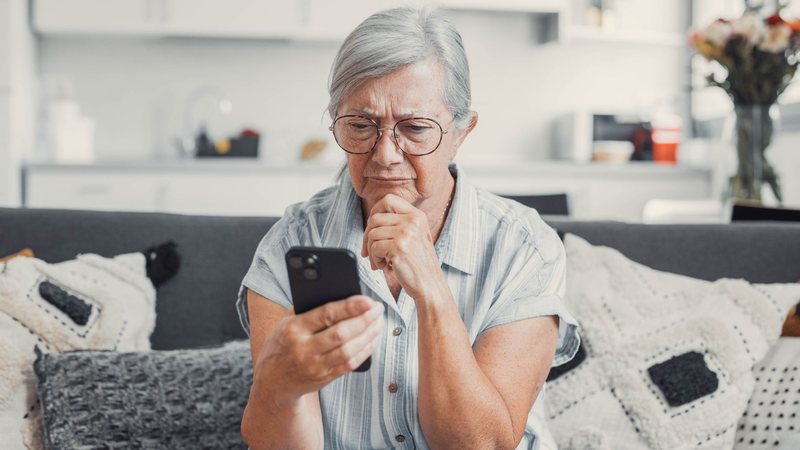 como proteger idosos de golpes financeiros guia família